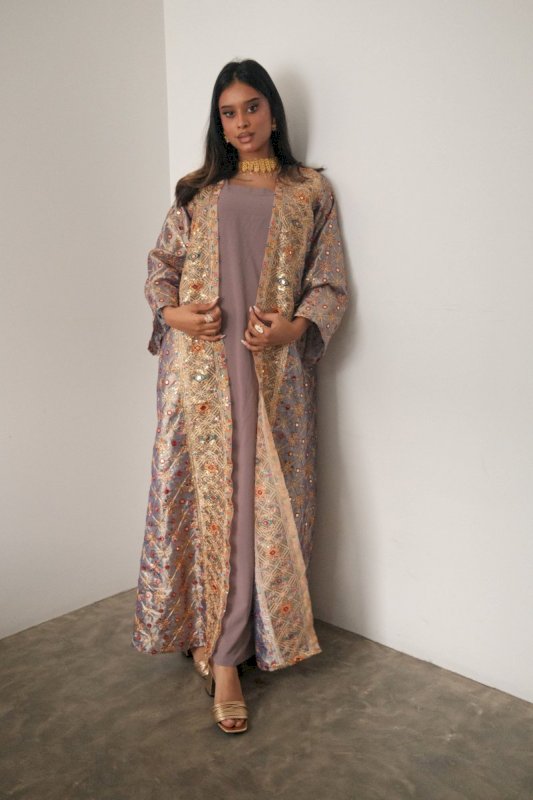 GREY EMBROIDERY BISHT