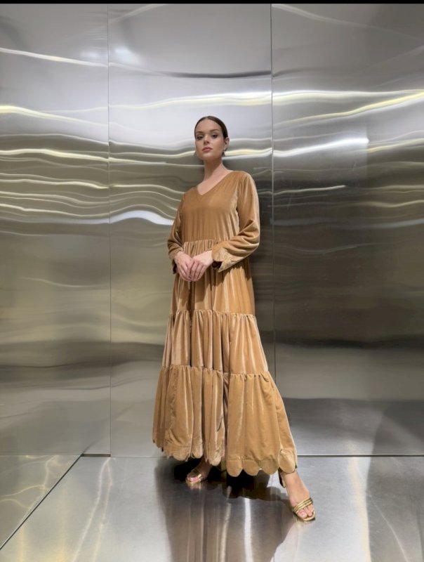 Look 6| the classic velvet in beige