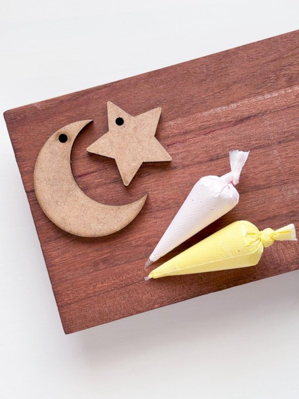 ميداليات خشبية 🌙🌸