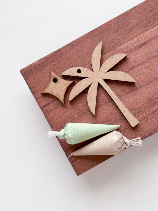 ميداليات خشبية 🌙🌸