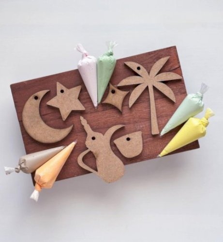 ميداليات خشبية 🌙🌸