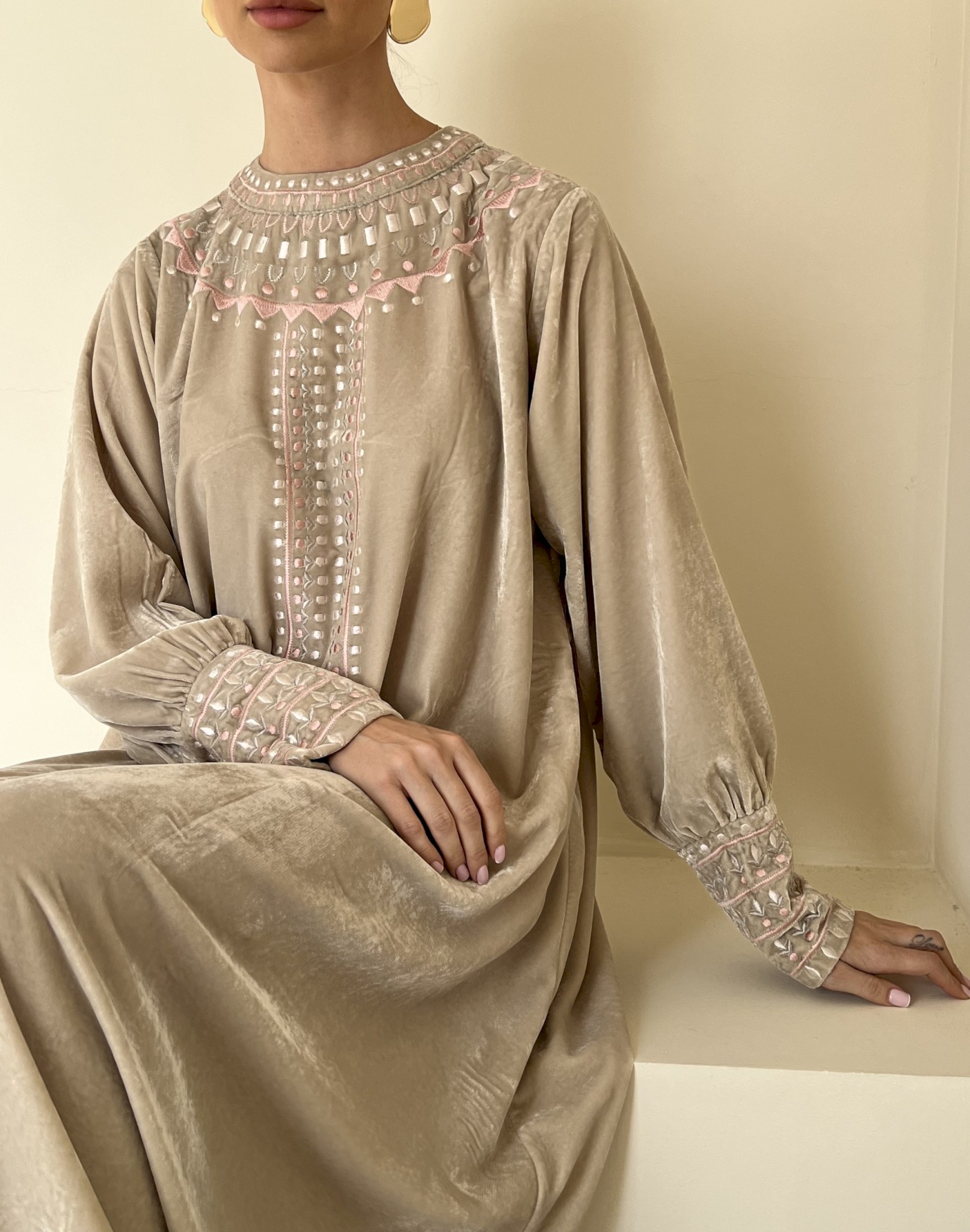 Beige ornate velvet kaftan