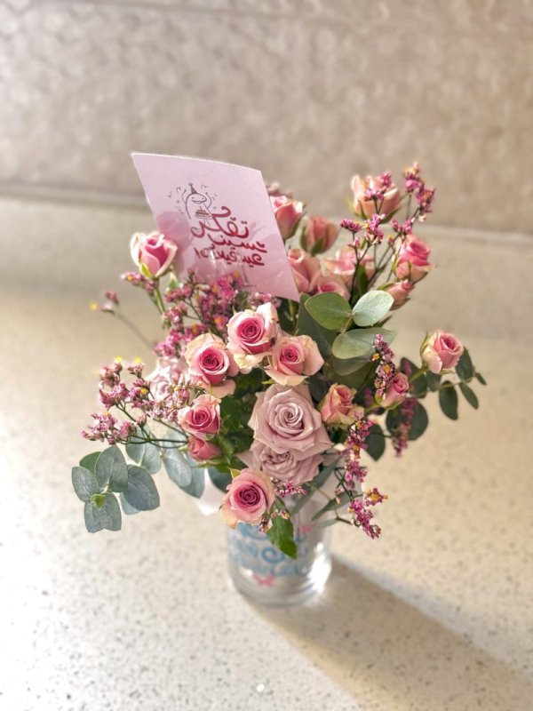 فازة ورد في كوب فني