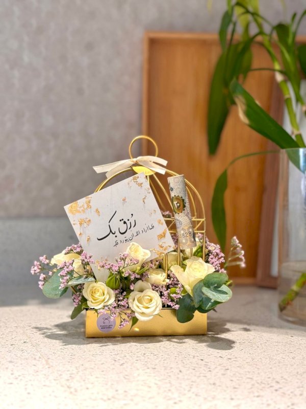 تحفه فنية منسقه بالورد