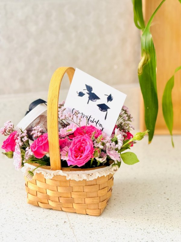 سلة منسقه بالورد مع علبة جوكلت