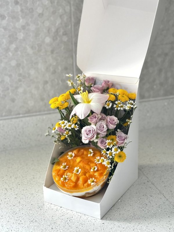 جيس كيك مانجو مع تنسيق مميز بالورد