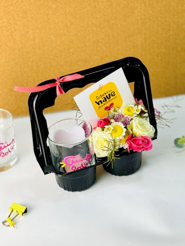 قاعدة من بلاستك مقسومه نصفين مع ورد و كوب