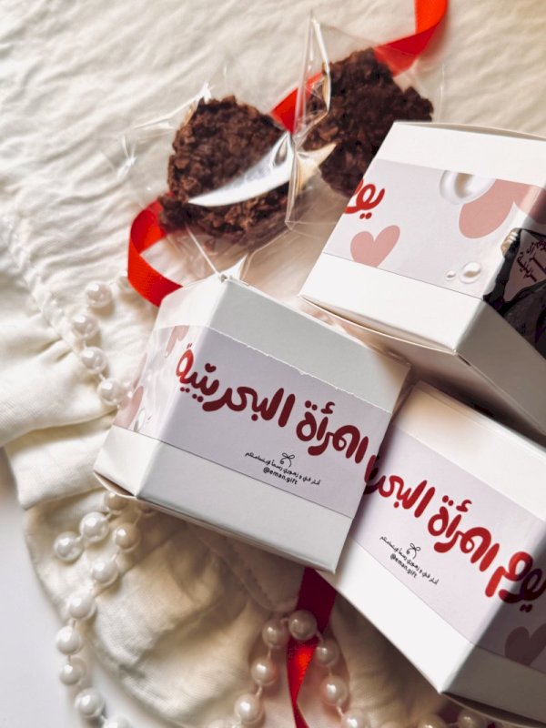 بكس انيق منسق بالورد مناسب للتوزيعات