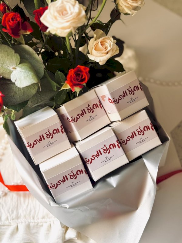 بكس انيق منسق بالورد مناسب للتوزيعات