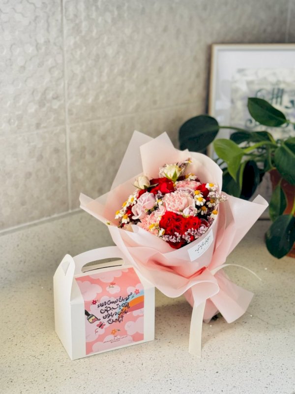 باقة ورد مميزة مع كوب فني