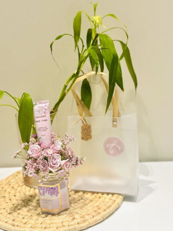 شمعة فواحه منسقه بالورد مع لوشن لليدين