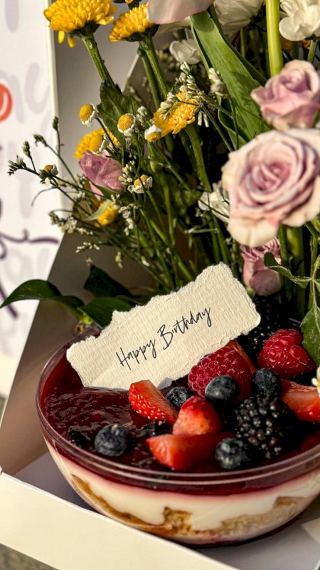 جيس كيك محاط بورد مميز