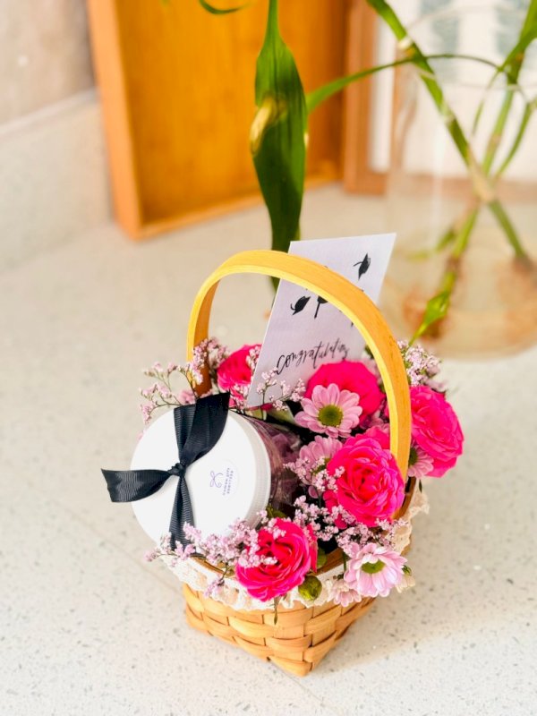 سلة منسقه بالورد مع علبة جوكلت