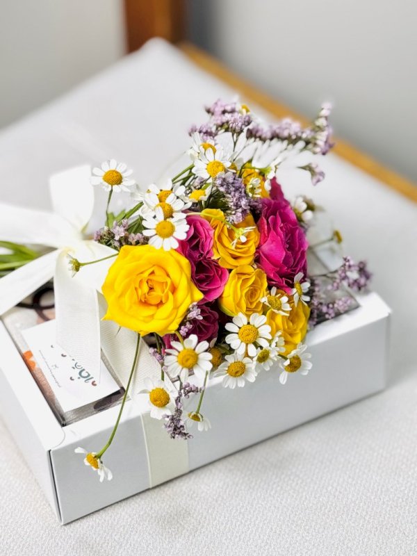 هدية فنية مغلفه بالورد المميز