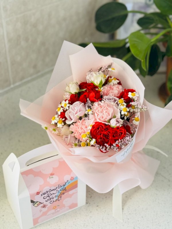 باقة ورد مميزة مع كوب فني