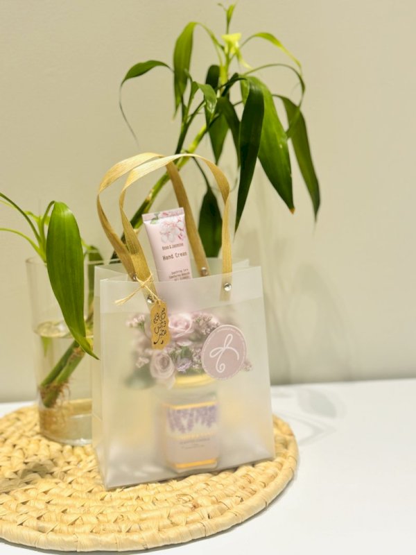 شمعة فواحه منسقه بالورد مع لوشن لليدين