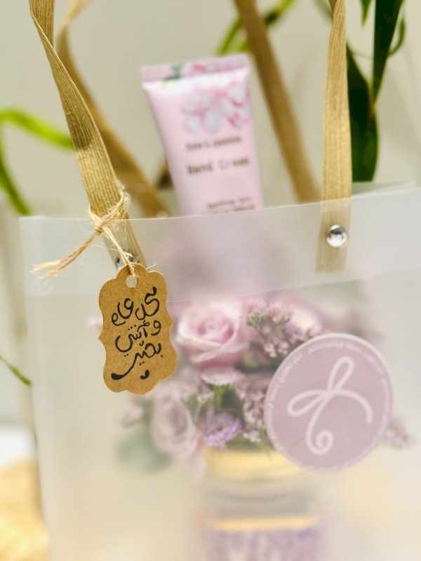 شمعة فواحه منسقه بالورد مع لوشن لليدين