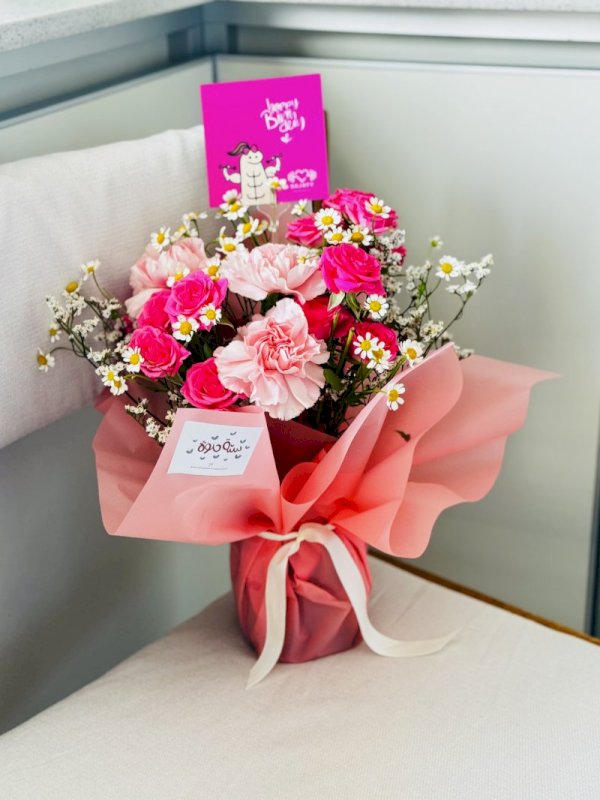 باقة ورد حجمها وسط