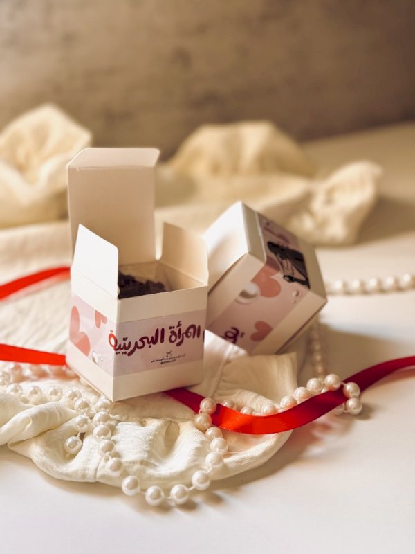 بكس انيق منسق بالورد مناسب للتوزيعات