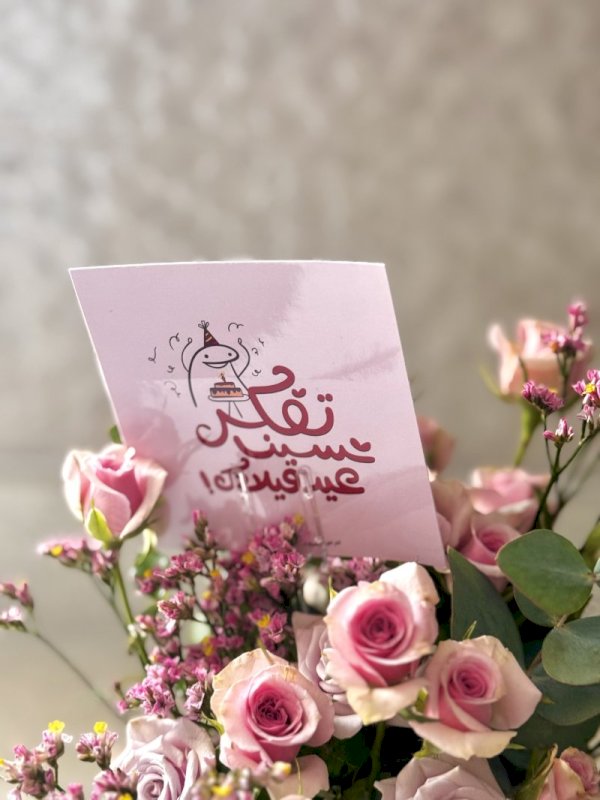 فازة ورد في كوب فني