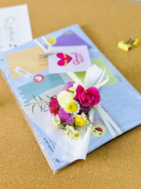 منظم اسبوعي مع باقة ورد