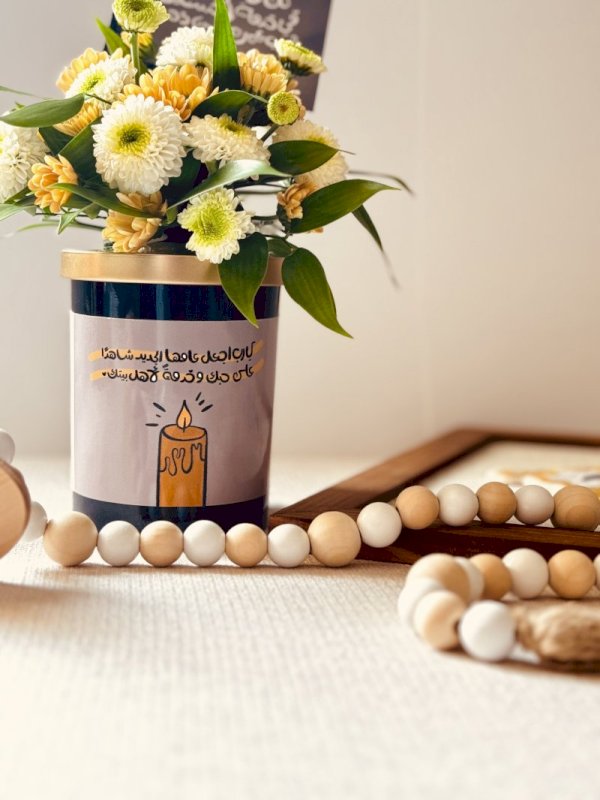 شمعة فواحة مع تنسيق بالورد