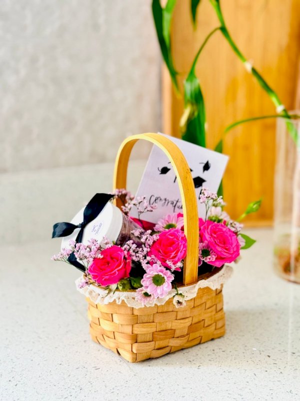 سلة منسقه بالورد مع علبة جوكلت