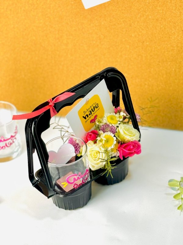 قاعدة من بلاستك مقسومه نصفين مع ورد و كوب