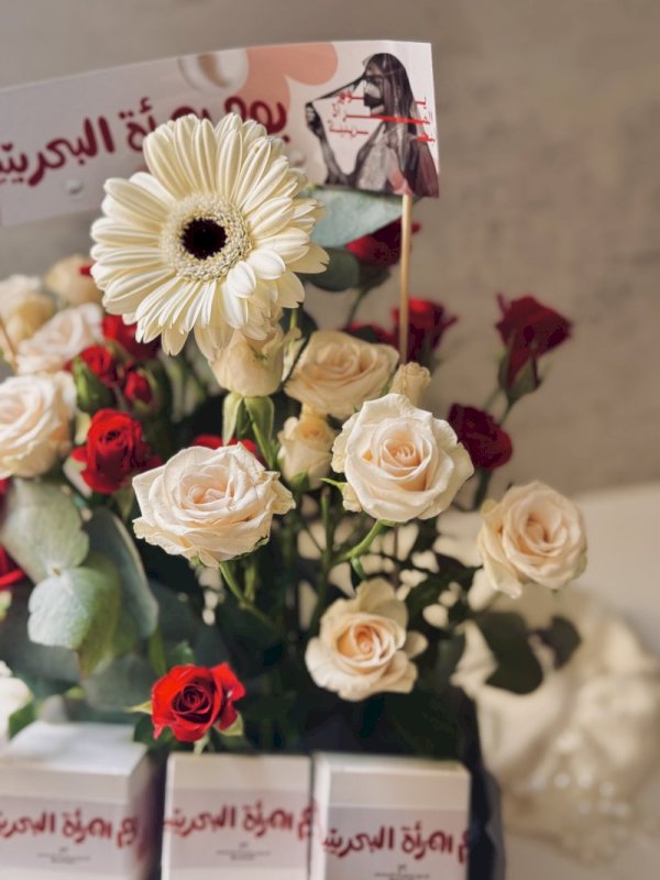 بكس انيق منسق بالورد مناسب للتوزيعات