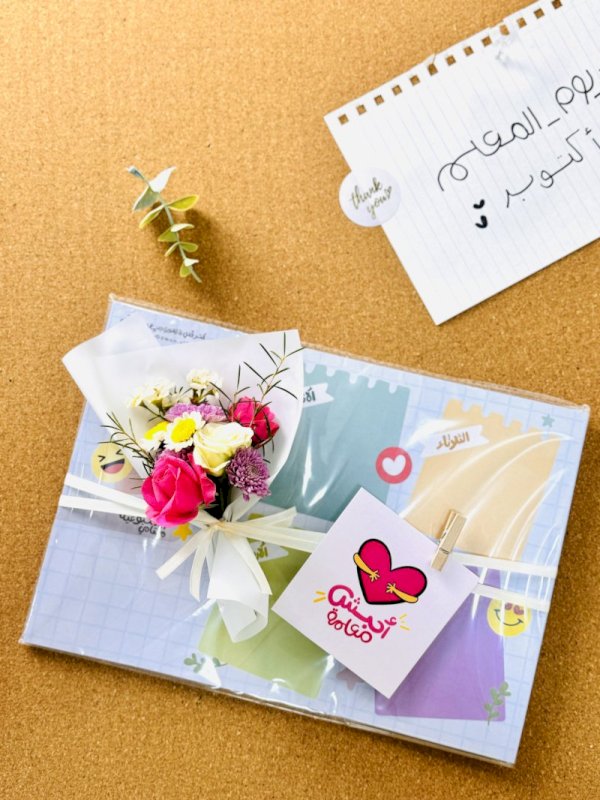 منظم اسبوعي مع باقة ورد