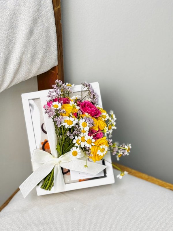 هدية فنية مغلفه بالورد المميز