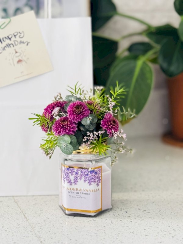 شمعة فواحة مع تنسيق بالورد