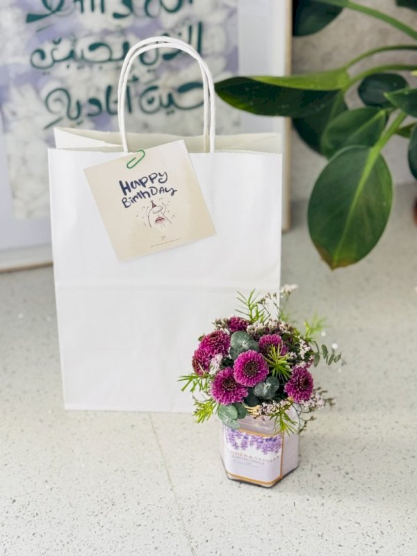 شمعة فواحة مع تنسيق بالورد