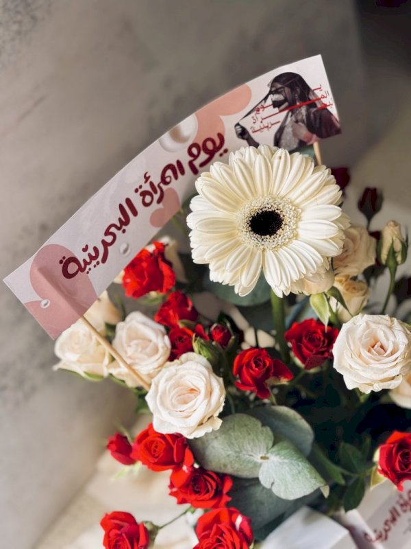 بكس انيق منسق بالورد مناسب للتوزيعات