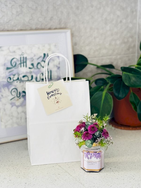 شمعة فواحة مع تنسيق بالورد