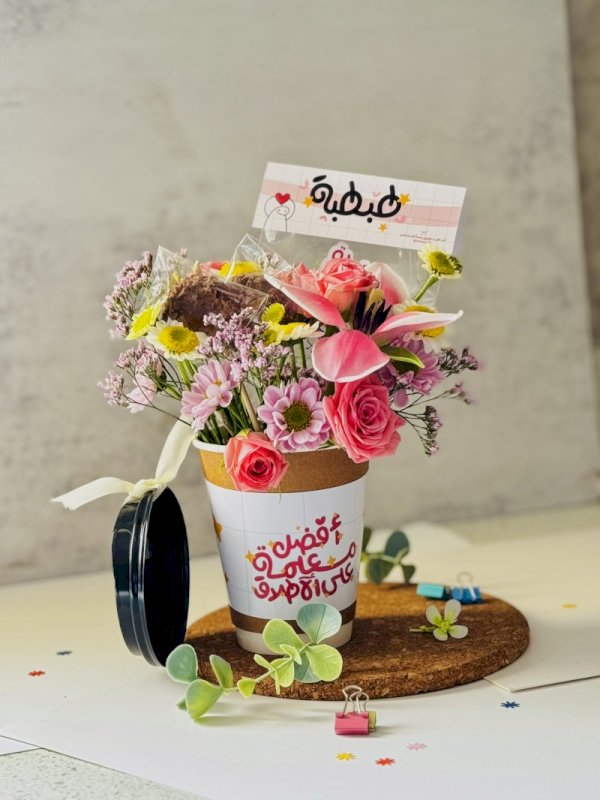 كوب ورقي منسق بالورد