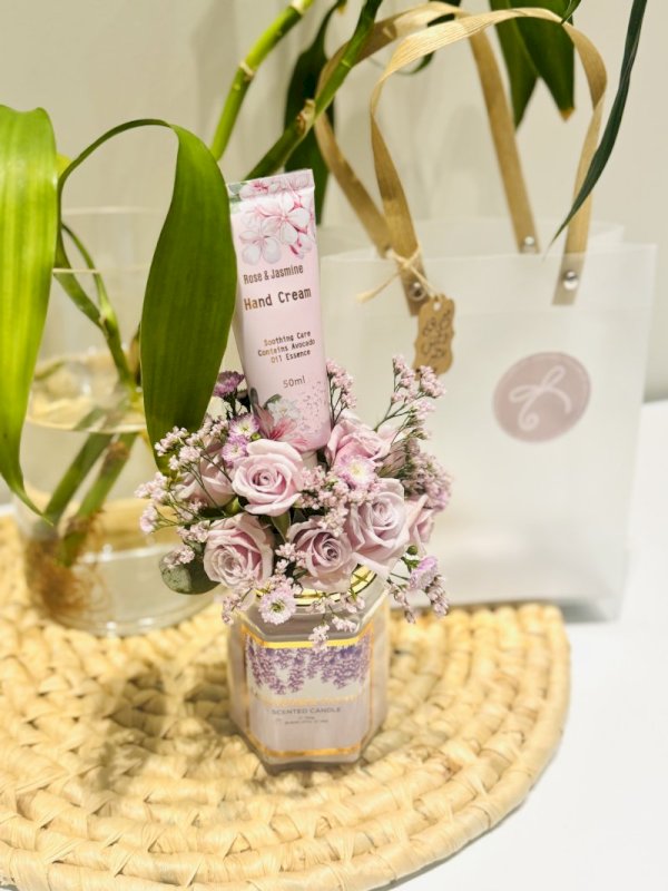 شمعة فواحه منسقه بالورد مع لوشن لليدين