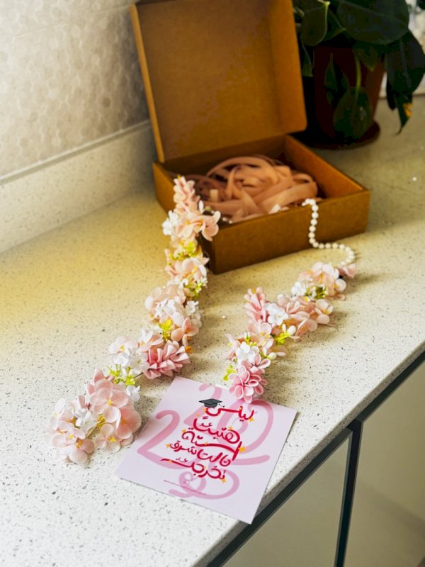 قلاده بالورد الصناعي