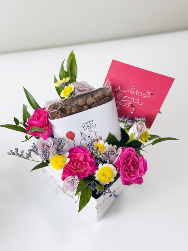 بكس فني منسق بالورد مع قطعة كوكيز