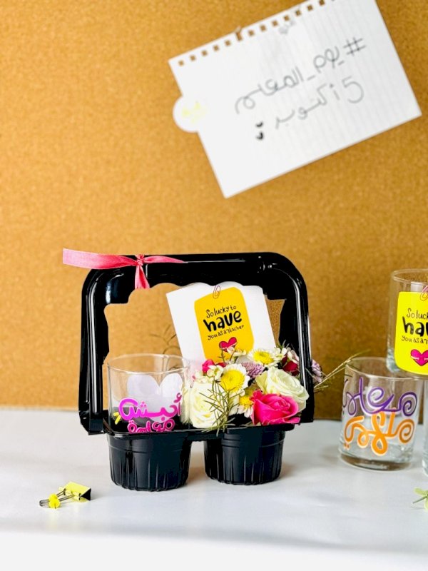 قاعدة من بلاستك مقسومه نصفين مع ورد و كوب