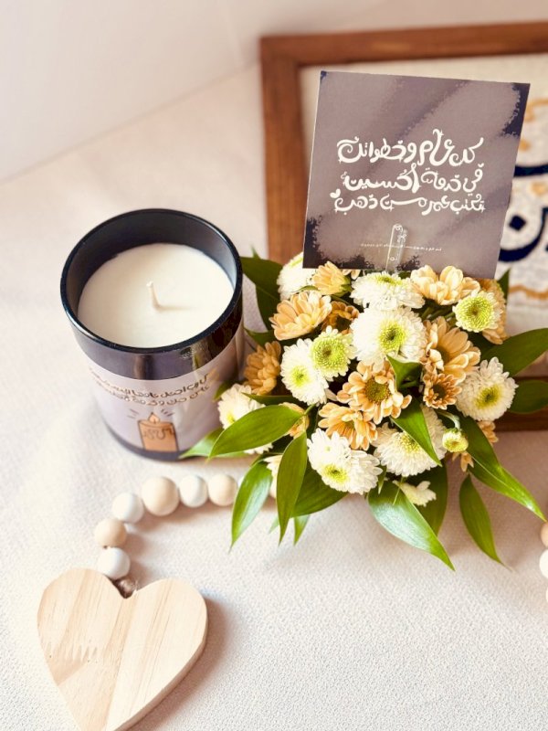 شمعة فواحة مع تنسيق بالورد