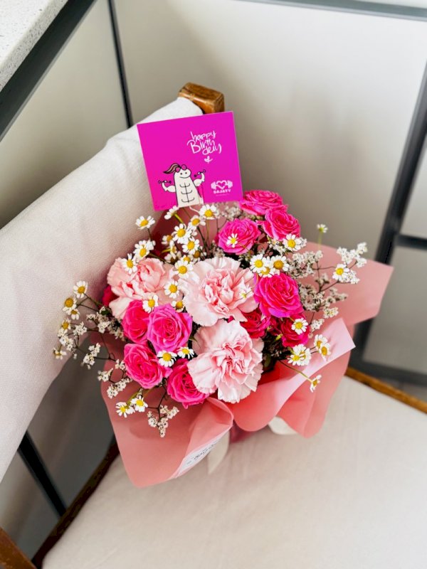 باقة ورد حجمها وسط