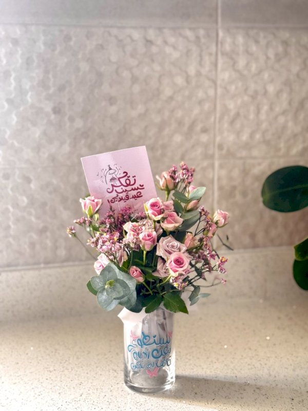 فازة ورد في كوب فني