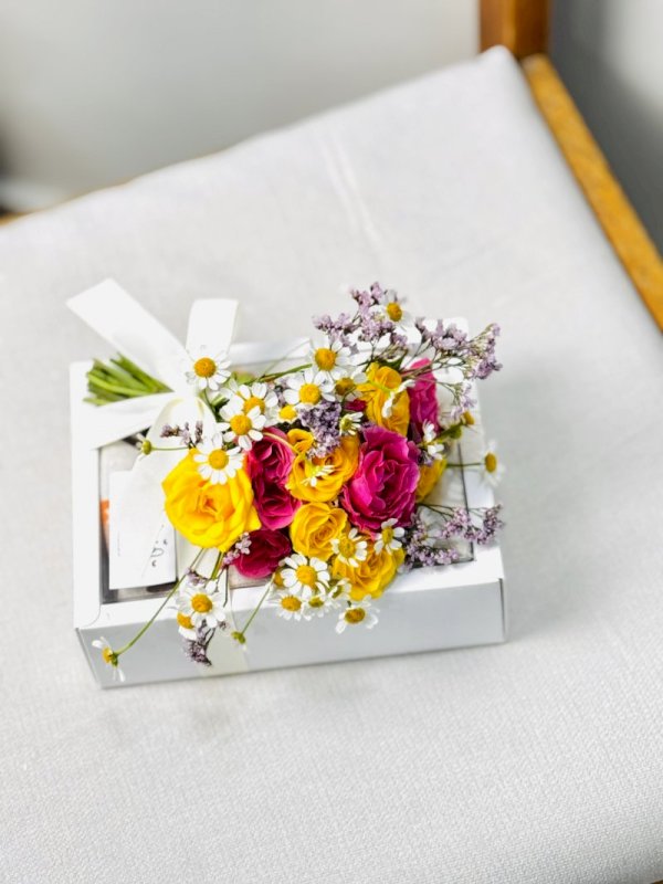 هدية فنية مغلفه بالورد المميز