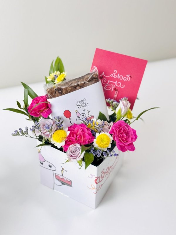 بكس فني منسق بالورد مع قطعة كوكيز