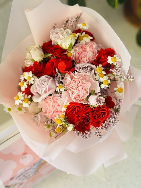 باقة ورد مميزة مع كوب فني