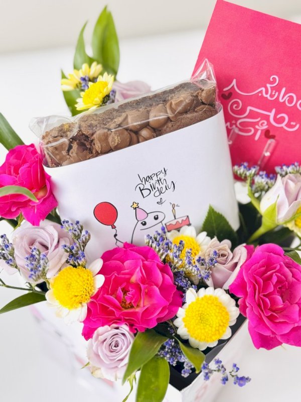 بكس فني منسق بالورد مع قطعة كوكيز