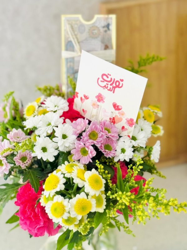 فازة ورد بألونها المميزة