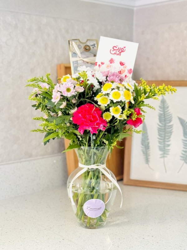 فازة ورد بألونها المميزة