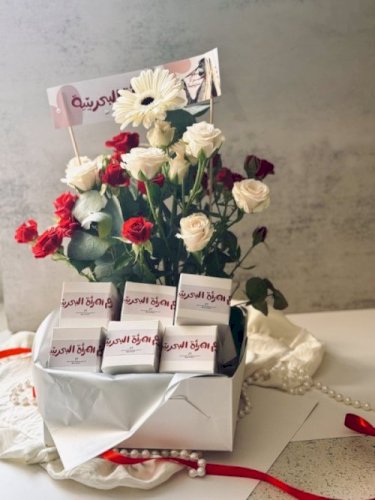 بكس انيق منسق بالورد مناسب للتوزيعات